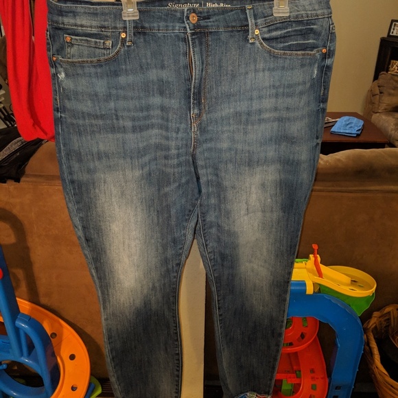 Levi Signature High-Rise Ankle Skinny - Picture 1 of 2
